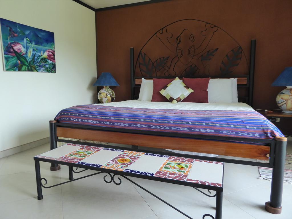 Lucky Bug Bed And Breakfast Nuevo Arenal Room photo